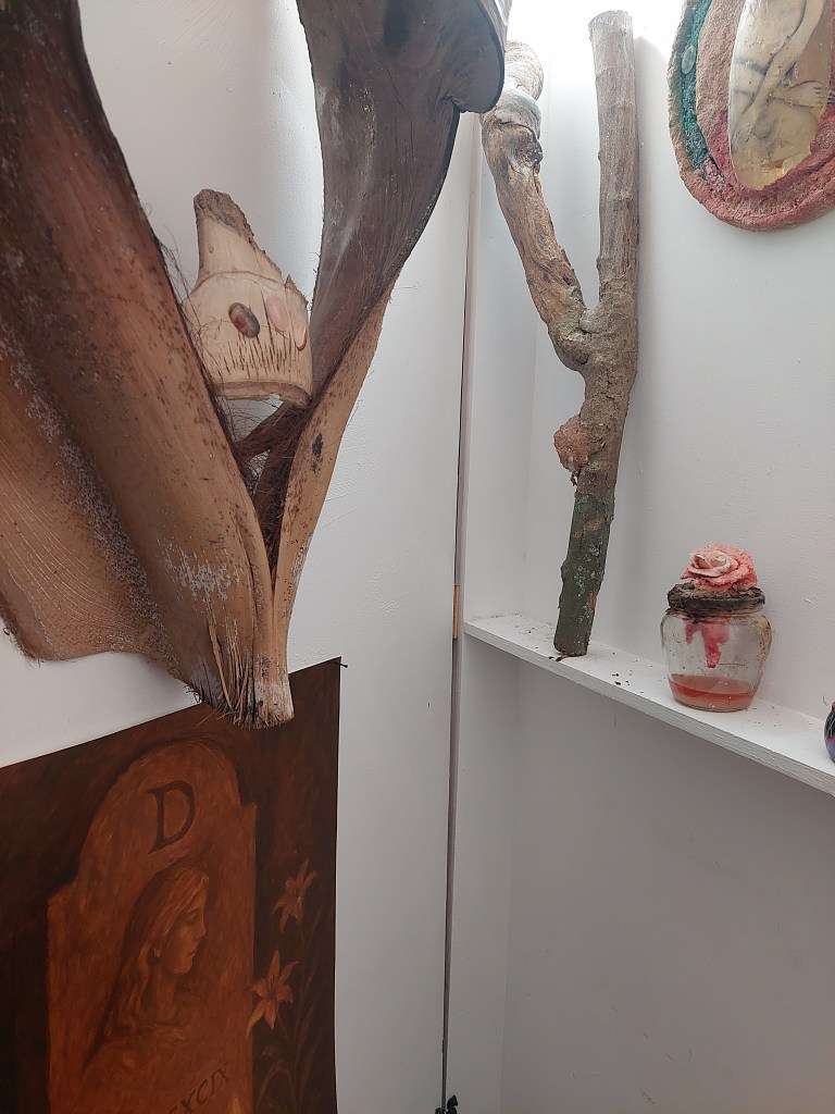 טראנסיס, פינת הנצחה מגן, כתר, ורד משומר